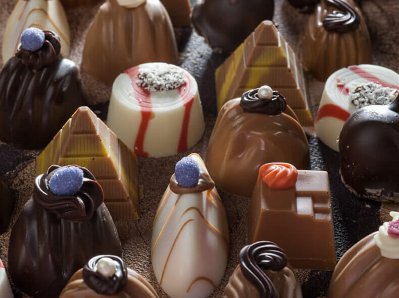 Details in de chocolade komen het beste tot uiting met zacht strijklicht gefotografeerd.