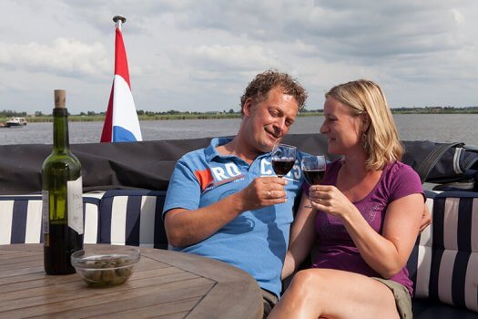 09 fotografie kruizer huren varen echtpaar wijn gezellig veldman yacht charter 525x350