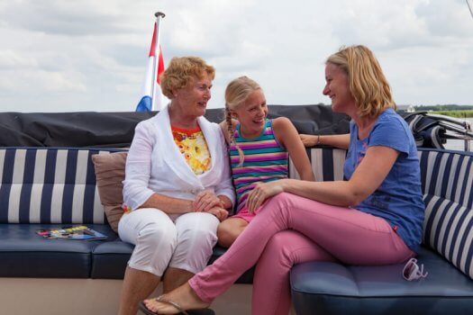 11 fotografie kruizer varen meisjes huren veldman yacht charters 525x350