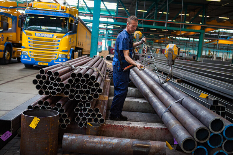 Werkzaamheden in het staalmagazijn waarbij linksboven en rechtsonder belangrijke punten op de een derde regel compositie zijn gezet.