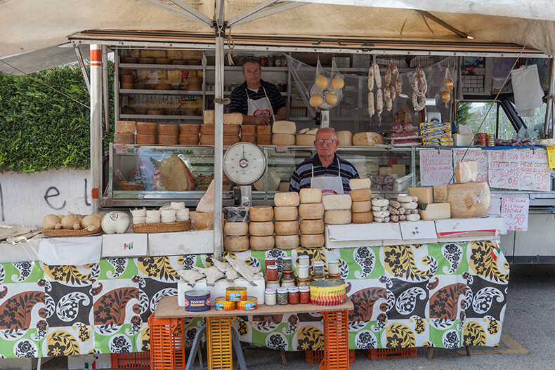 Markt in Italie met heerlijke kazen van de eigenaren vader en zoon.