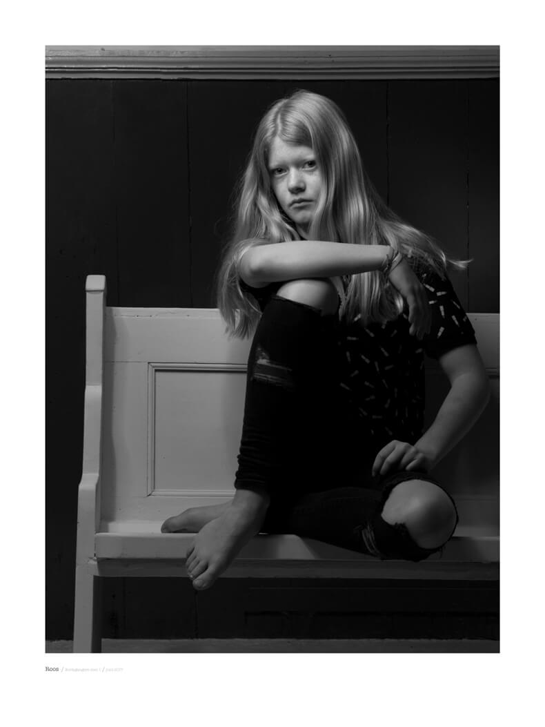 portret fotografie in zwart wit met model Roos uit de serie kerkgangers