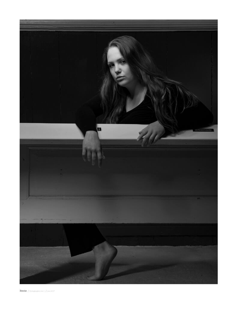 portret fotografie in zwart wit met model Bente uit de serie kerkgangers