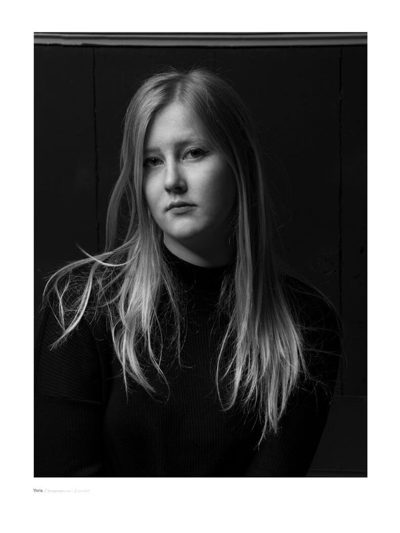 Portret fotografie in zwart wit model Vera uit de serie kerkgangers