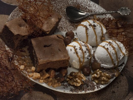 04 ijs de witte lakenvelder schepijs brownie karamel chocola 525x393