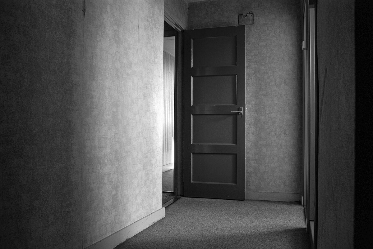 urbex-gang-deur-doorloop-zwart-wit-fotografie-3322