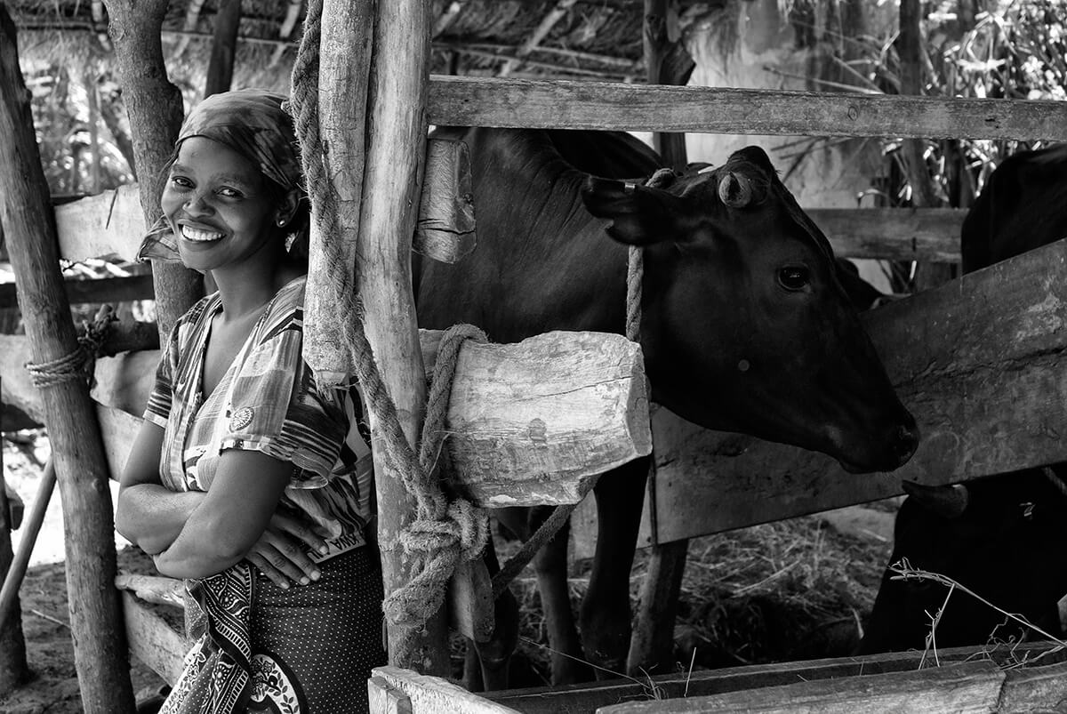 15 tanzania boerin melk koeien trotse vrouw fotografie meisje 3642