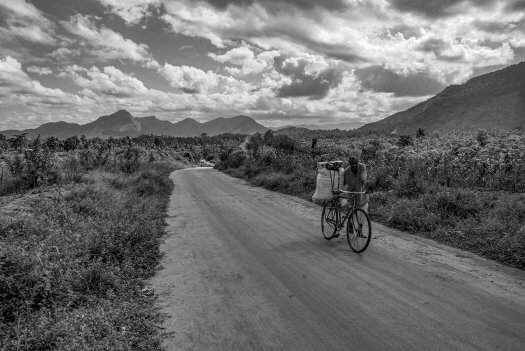 23 landschap autoweg fietser bepakking tanzania zwart wit 6179 525x351