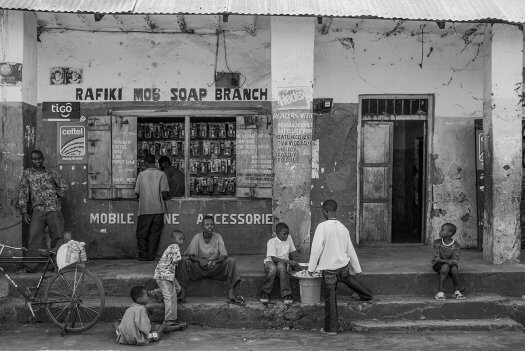 28 winkel mobieltelefoon kinderen tanzania zwart wit 6046 525x351